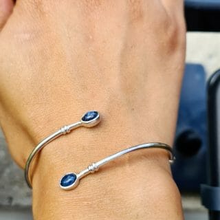 Bracelet croisé en Argent massif et Saphir bleu Artisanal