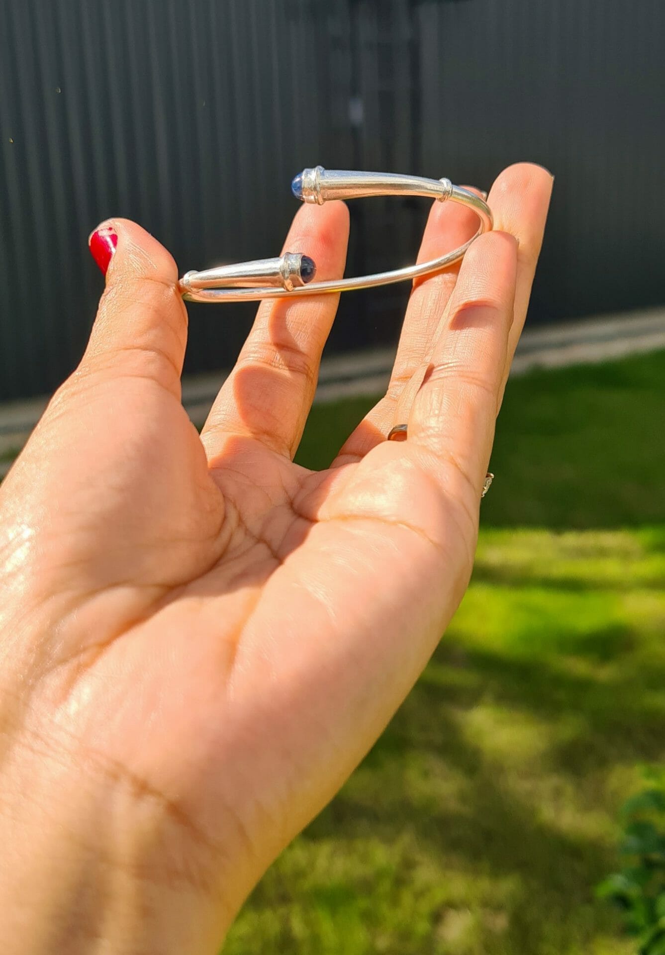 Bracelet vangovango lisse 100% argent-pierre saphir bleu – Image 4