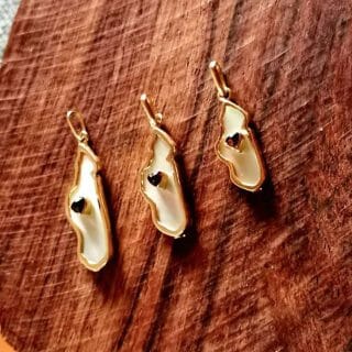 Pendentif Madagascar en Or 18K nacré avec pierre grenat en cœur