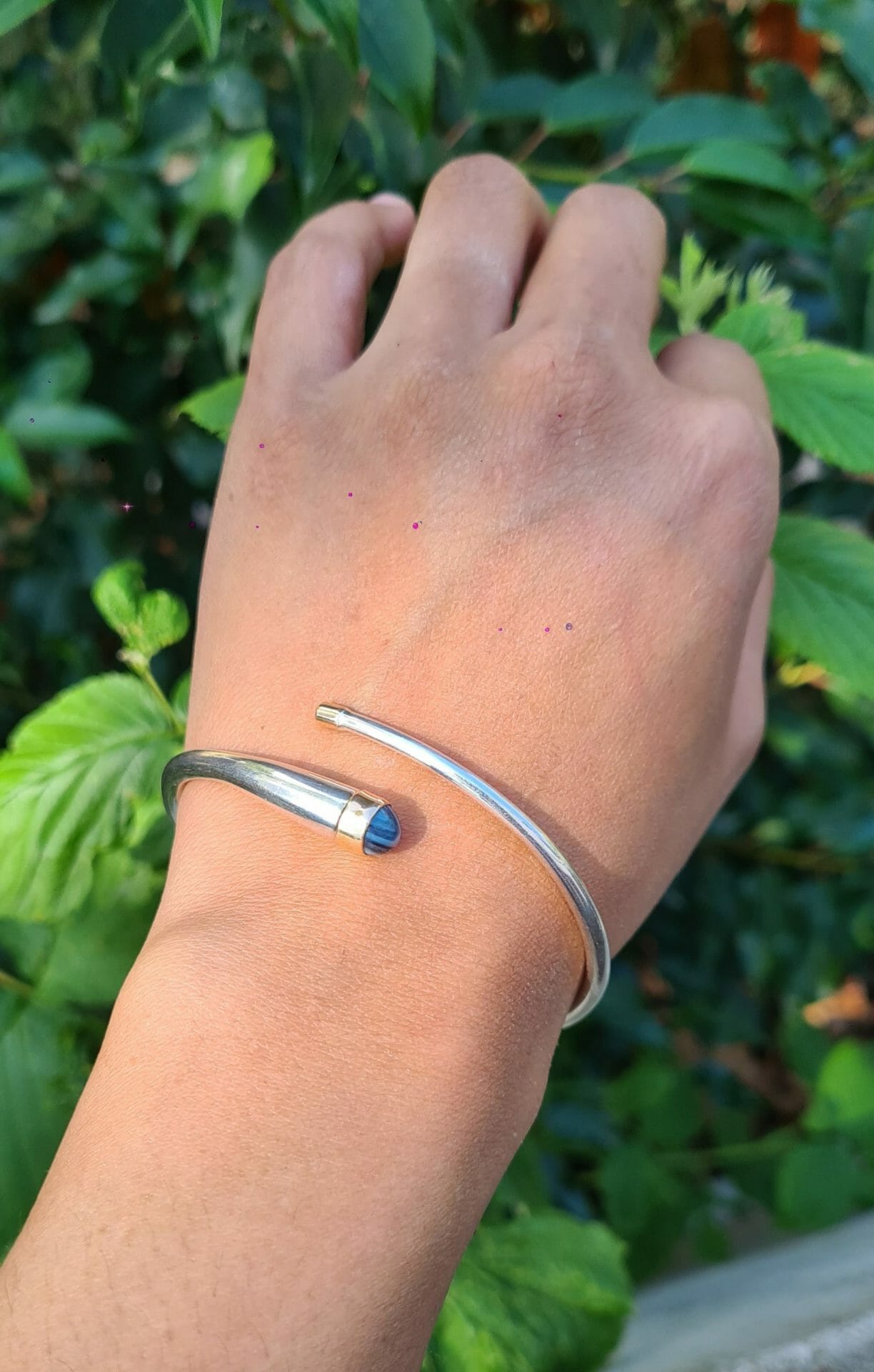 Jonc Bracelet lisse clou à cabochon saphir en Argent 925 et Or 18K pour Homme 100% Artisanal 25G – Image 4