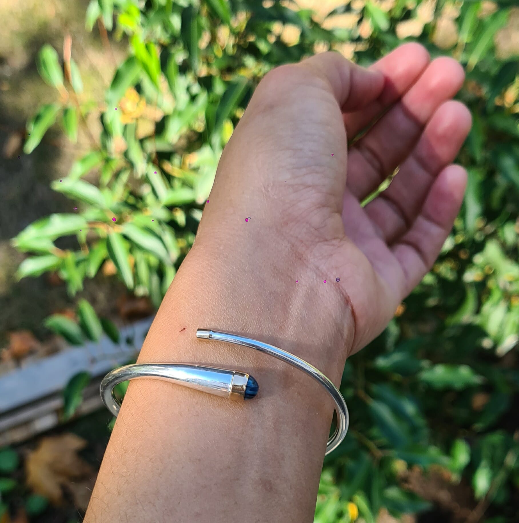 Jonc Bracelet lisse clou à cabochon saphir en Argent 925 et Or 18K pour Homme 100% Artisanal 25G – Image 2