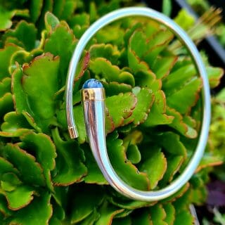 Jonc Bracelet lisse clou à cabochon saphir en Argent 925 et Or 18K pour Homme 100% Artisanal 25G