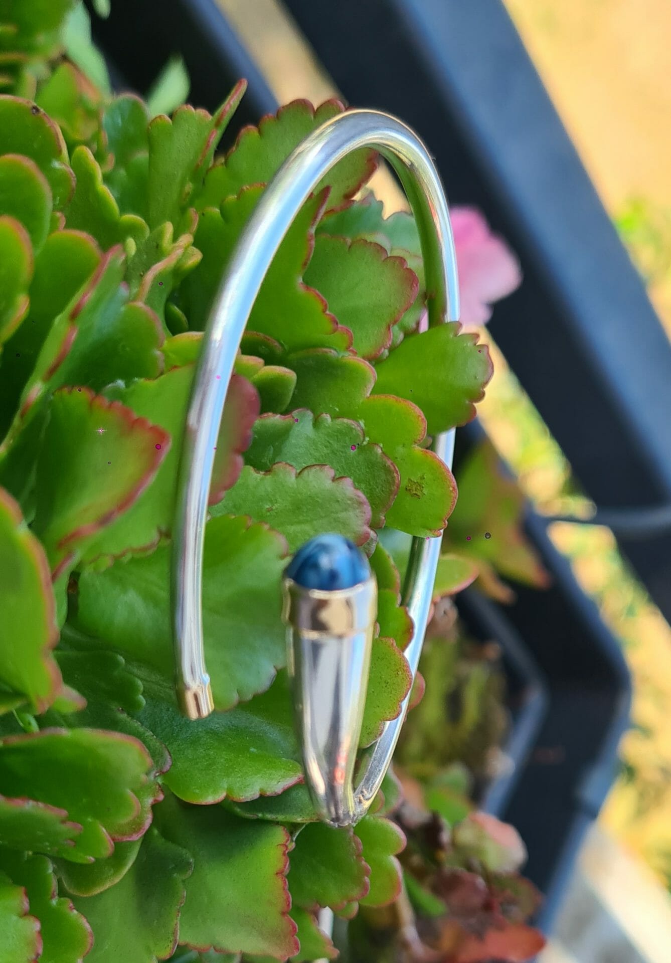 Jonc Bracelet lisse clou à cabochon saphir en Argent 925 et Or 18K pour Homme 100% Artisanal 25G – Image 3