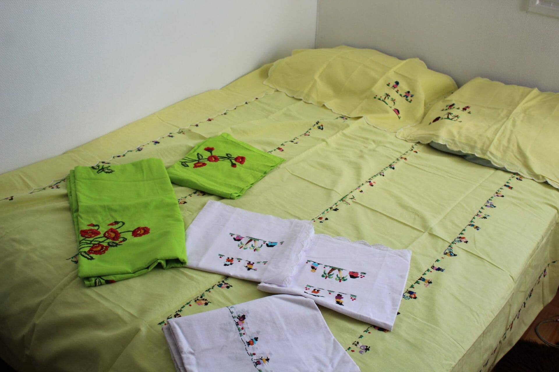 Ensemble Couvre-lit et Taille d'oreiller à broderie fait main – Image 2