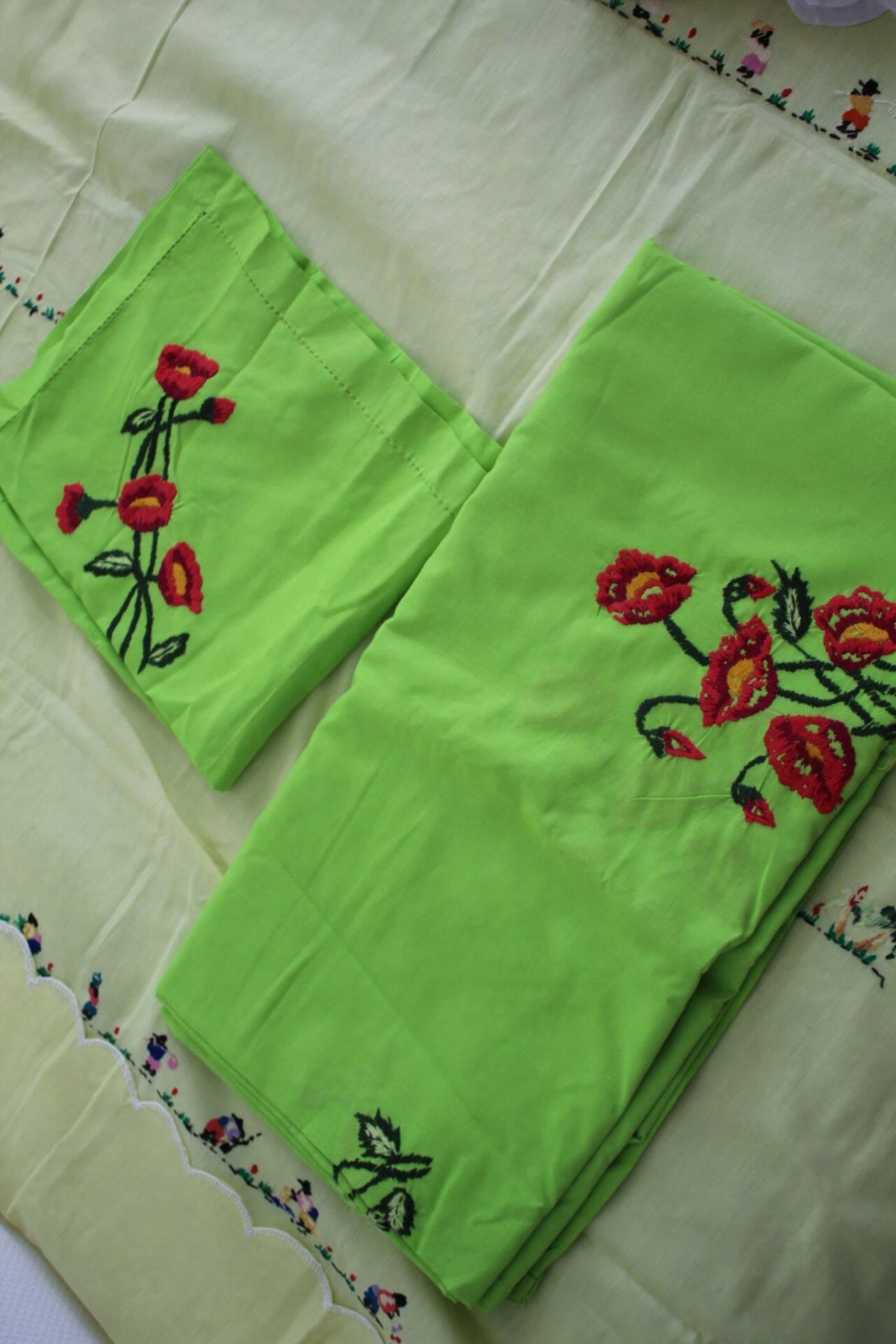 Ensemble Couvre-lit et Taille d'oreiller à broderie fait main