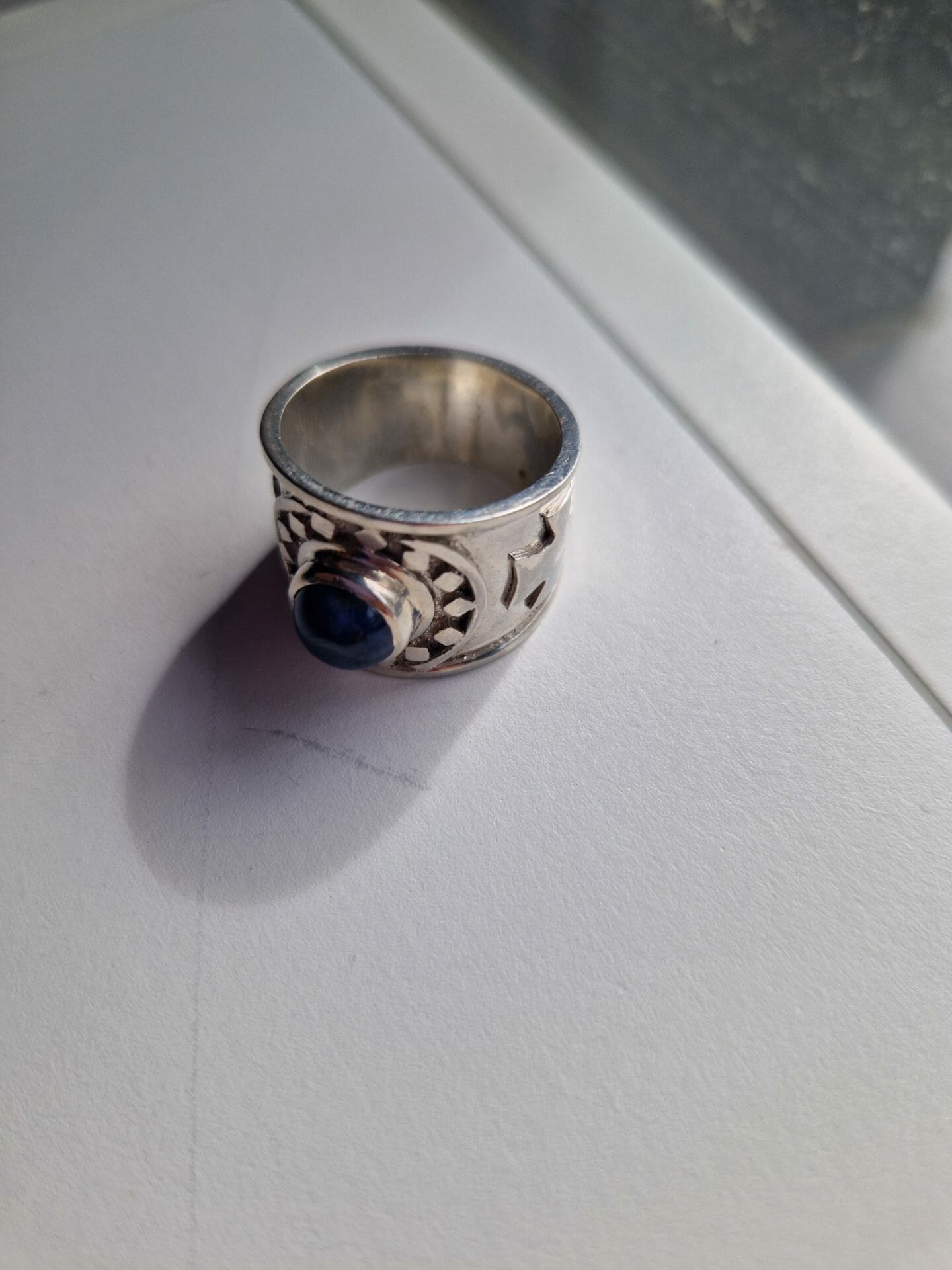 Bague gothique pour homme en argent 925 et saphir artisanal 10G – Image 3