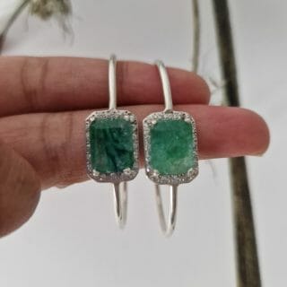 Demi créole lisse sertie d'émeraude de verneil en argent 925 10G