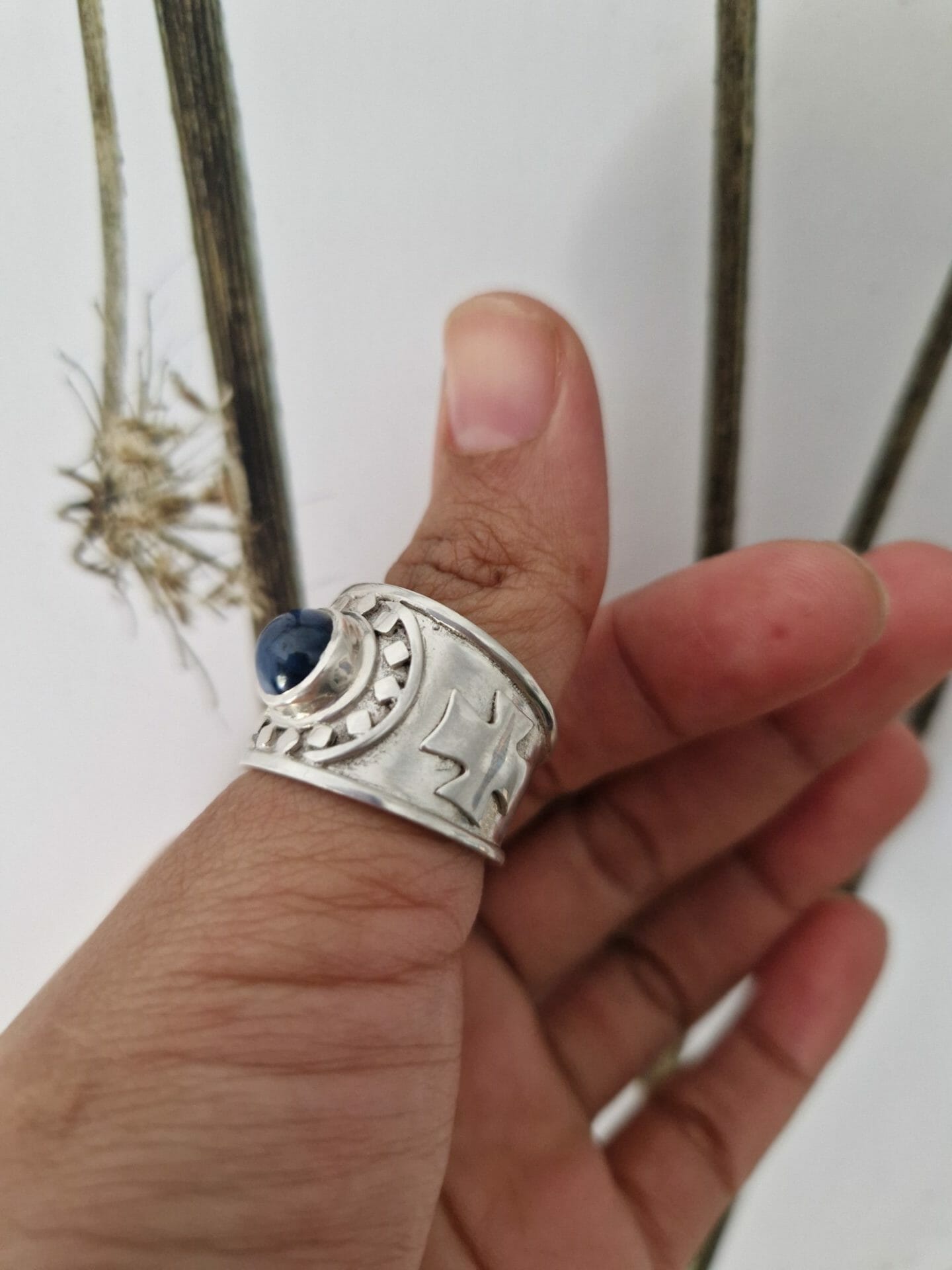 Bague gothique pour homme en argent 925 et saphir artisanal 10G – Image 2