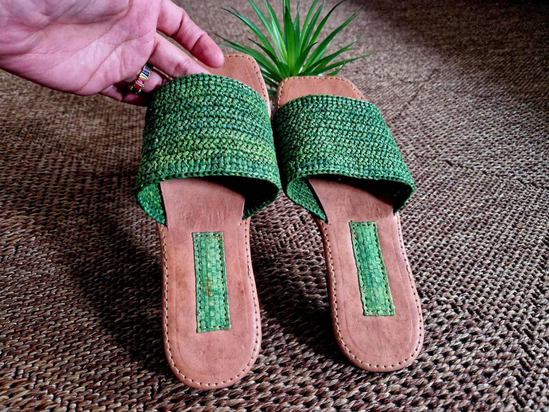 Sandale 100% artisanale en cuir et en raphia pour femme verte pointure 38