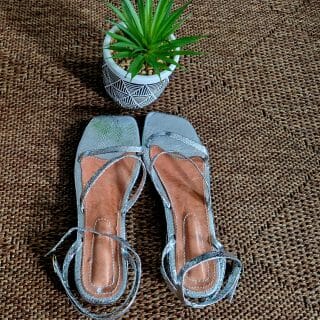 Sandale à talon carré plate argenté artisanale