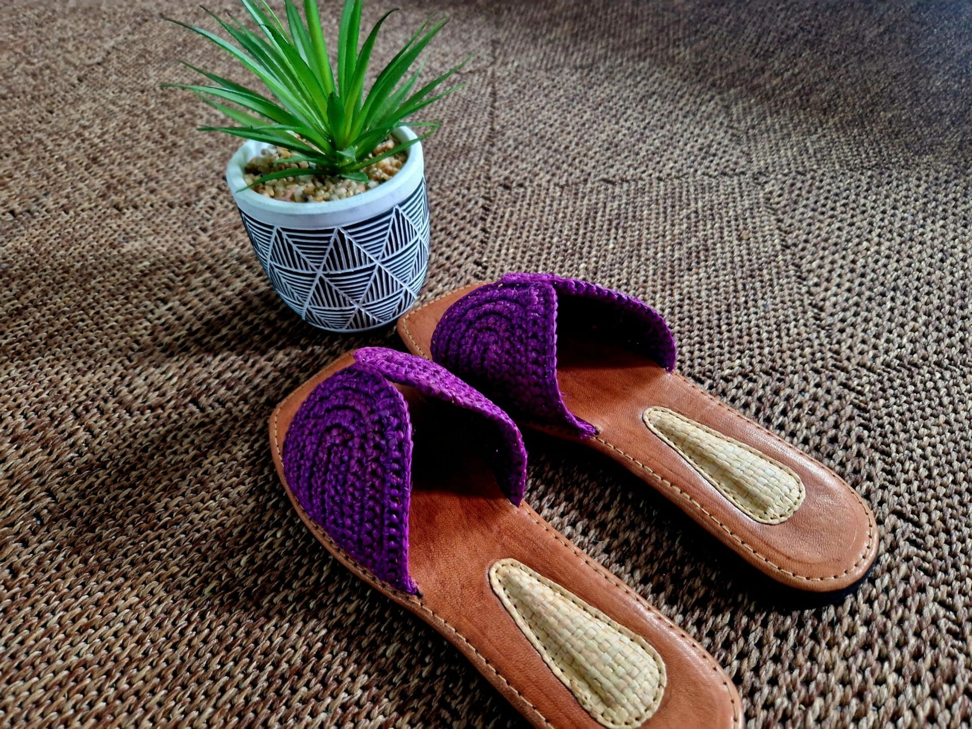 Sandale 100% artisanale en cuir et en raphia en X pour femme Violet pointure 40 – Image 3