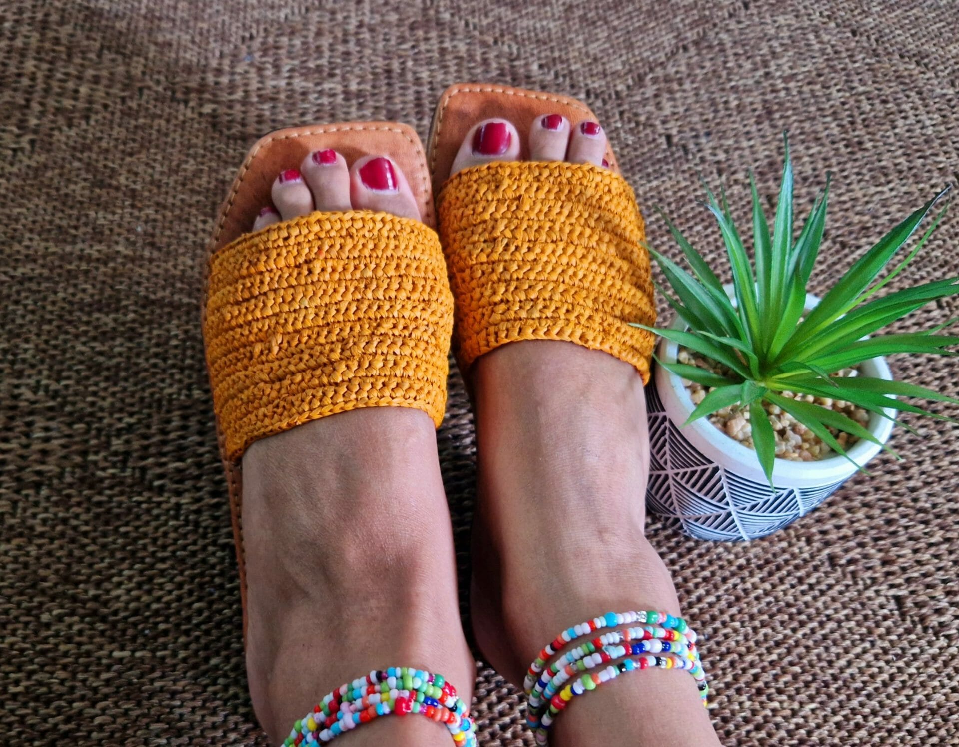 Sandale artisanale en cuir et en raphia pour femme – Image 2