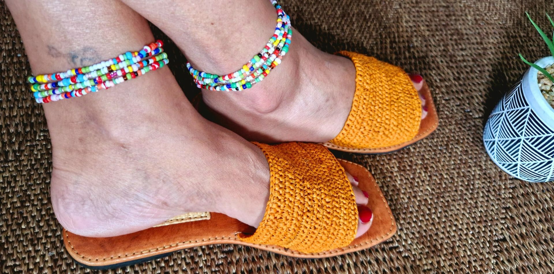 Sandale artisanale en cuir et en raphia pour femme – Image 5