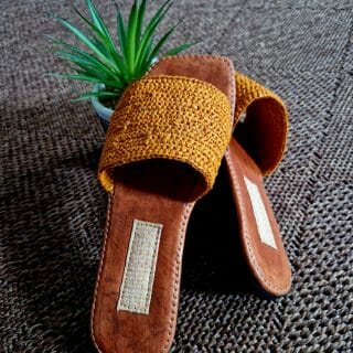 Sandale artisanale en cuir et en raphia pour femme