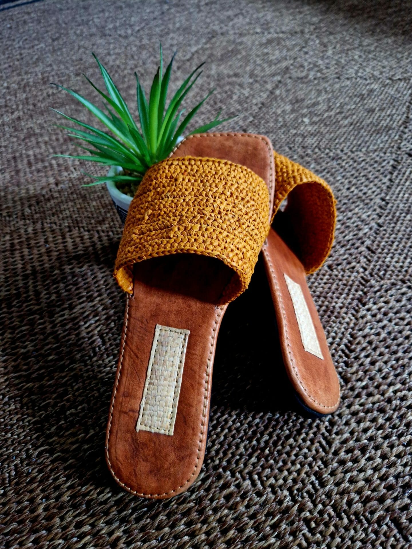 Sandale artisanale en cuir et en raphia pour femme