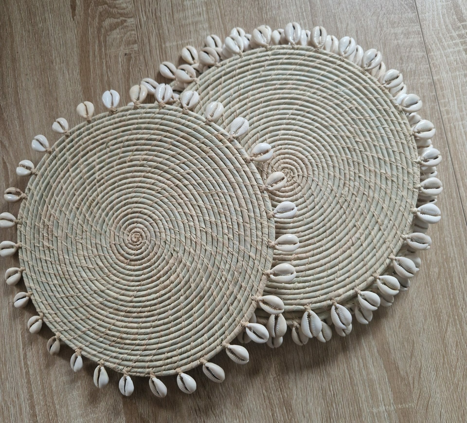 6 Set de table en fibre naturelle raphia et coquillage 100% artisanal – Image 2