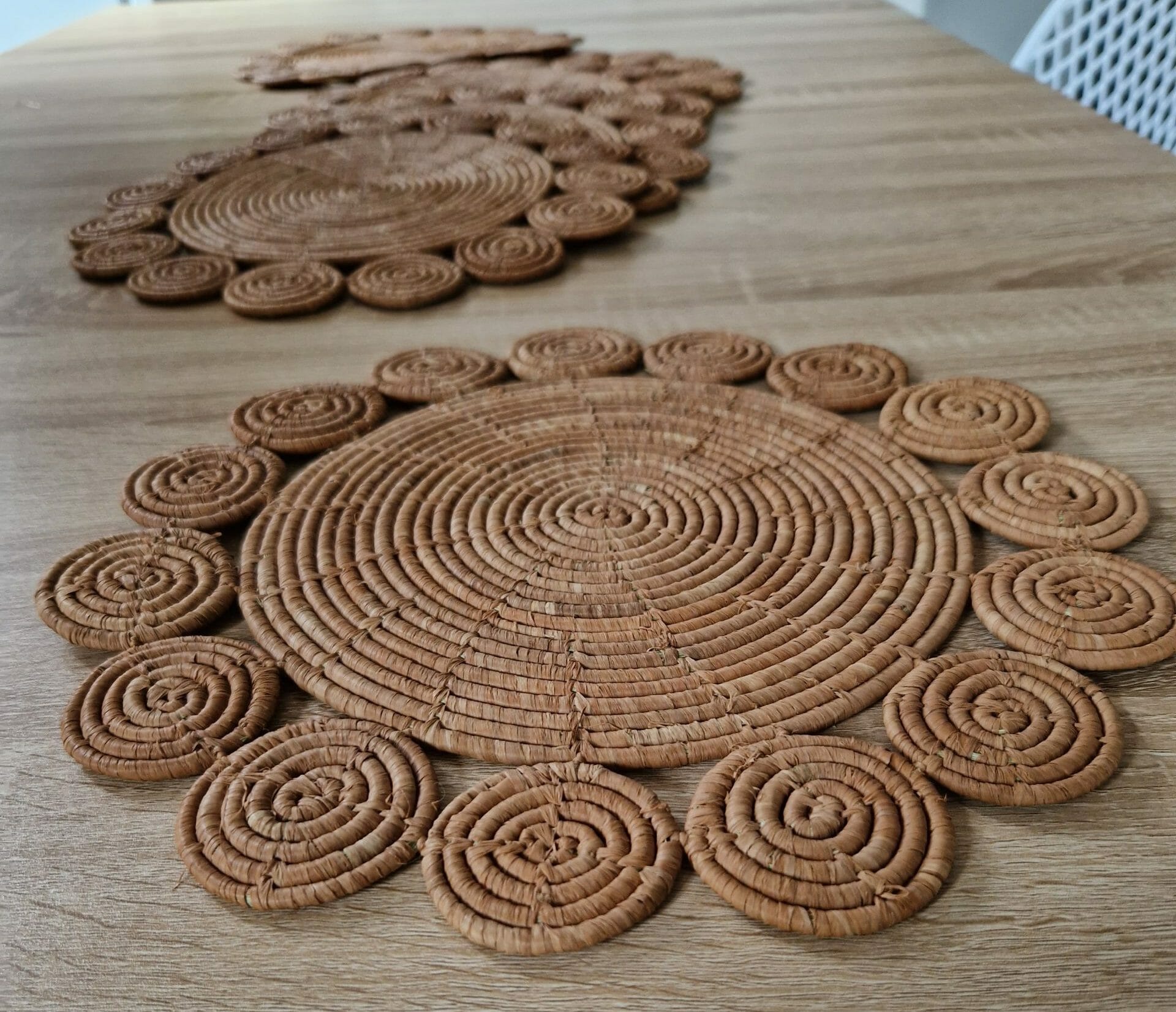 Set de sous assiettes en raphia tissé façon corde