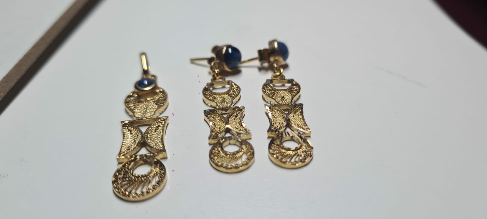 parure d'or 18K en filigrane saphir bleu