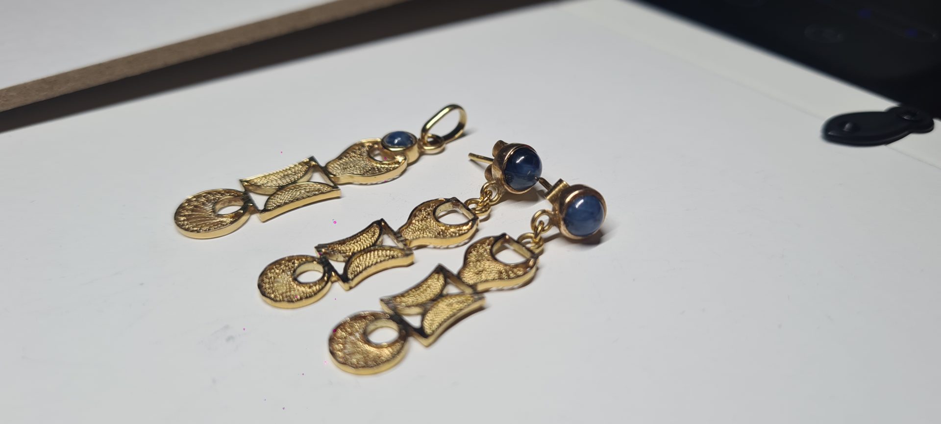 lot de boucle d'oreille et pendentif en Or 18K filigrane à cabochon saphir étoilé