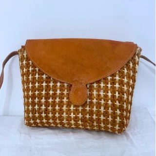 Sac Bandoulière en Raphia et Cuir avec Fermeture Magnétique