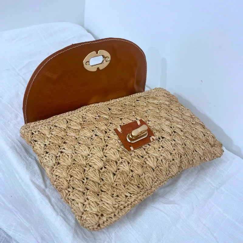 Pochette à Main en Raphia et Cuir Naturel