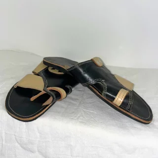 Sandales à Glissière Artisanales de Madagascar – Noir et Beige