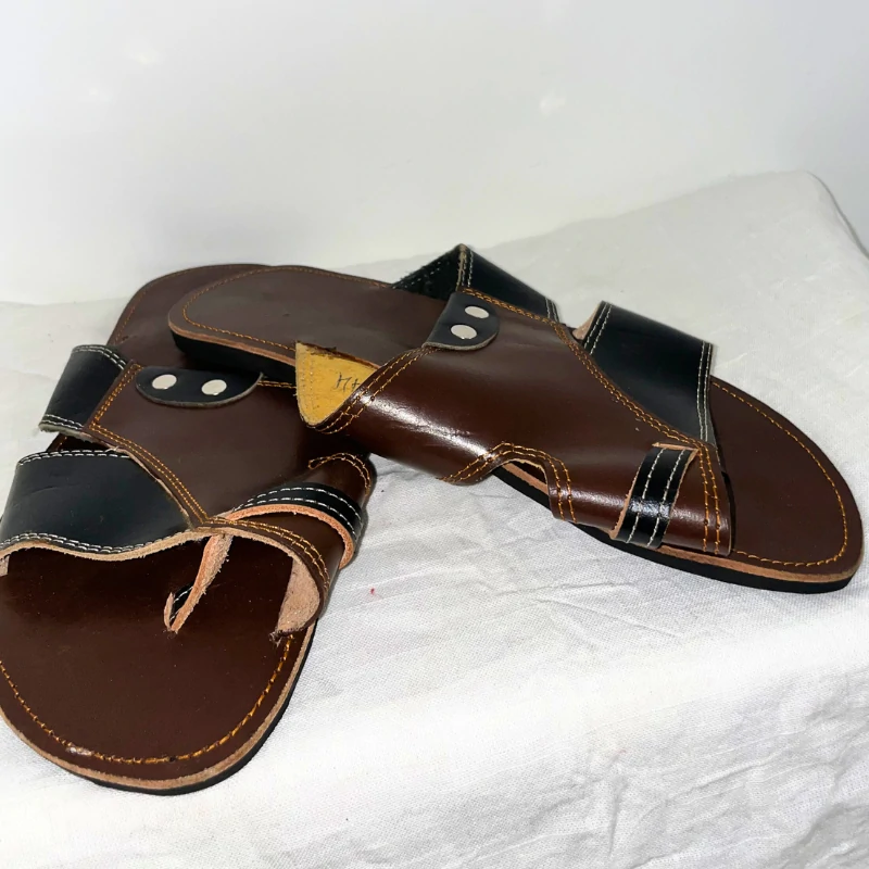 Sandales à Glissière Artisanales de Madagascar – Noir et Marron