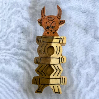 Sculpture en Bois – Aimant Réfrigérateur en Style Aloalo avec Tête de Zébu