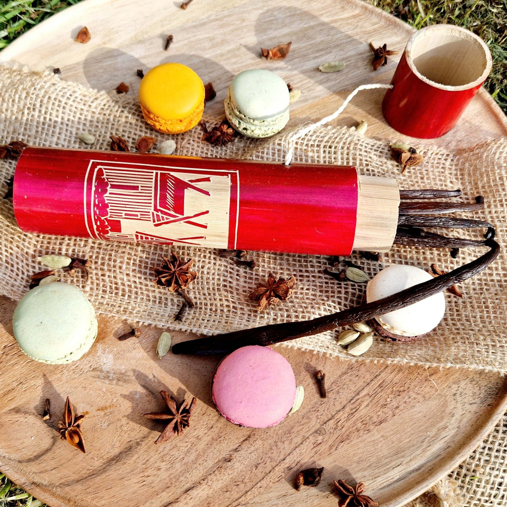 Tube artisanale en bambou et 5 gousses de Vanille de Madagascar 16-18cm /Collection VAVASAHA