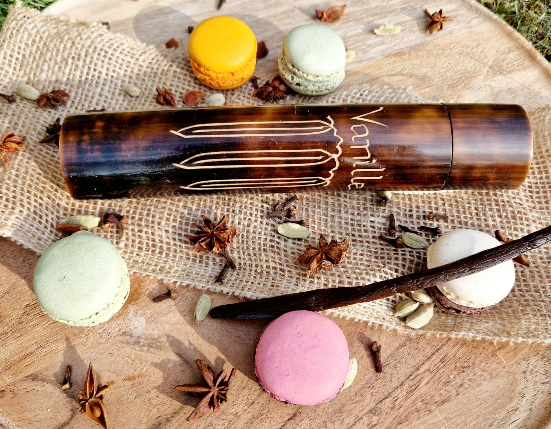 Tube artisanale en bambou et 5 gousses de Vanille de Madagascar 16-18cm /Collection VAVASAHA – Image 10