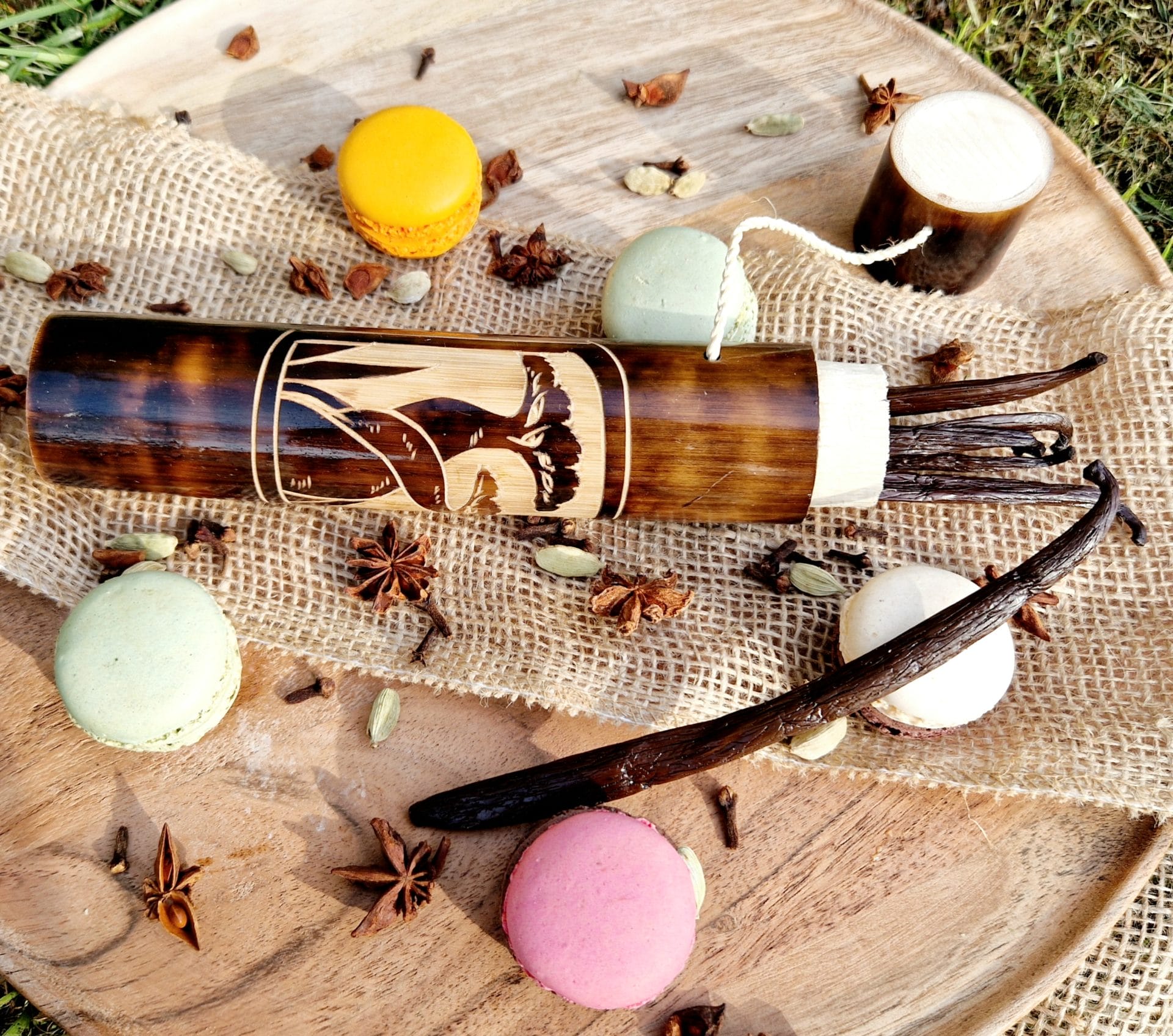 Tube artisanale en bambou et 5 gousses de Vanille de Madagascar 16-18cm /Collection VAVASAHA