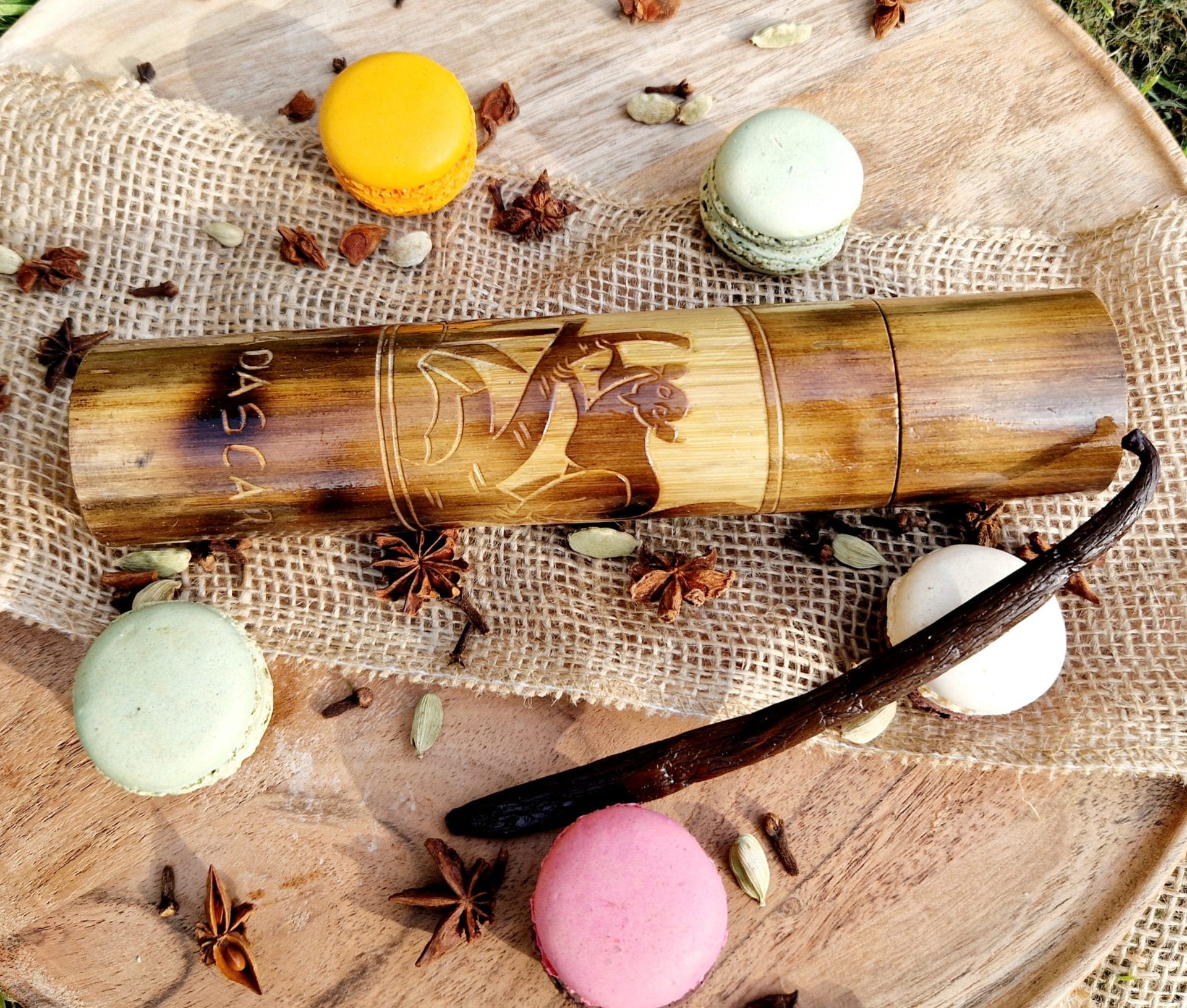 Tube artisanale en bambou et 5 gousses de Vanille de Madagascar 16-18cm /Collection VAVASAHA – Image 10