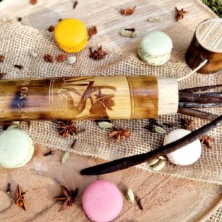 Tube artisanale en bambou et 5 gousses de Vanille de Madagascar 16-18cm /Collection VAVASAHA