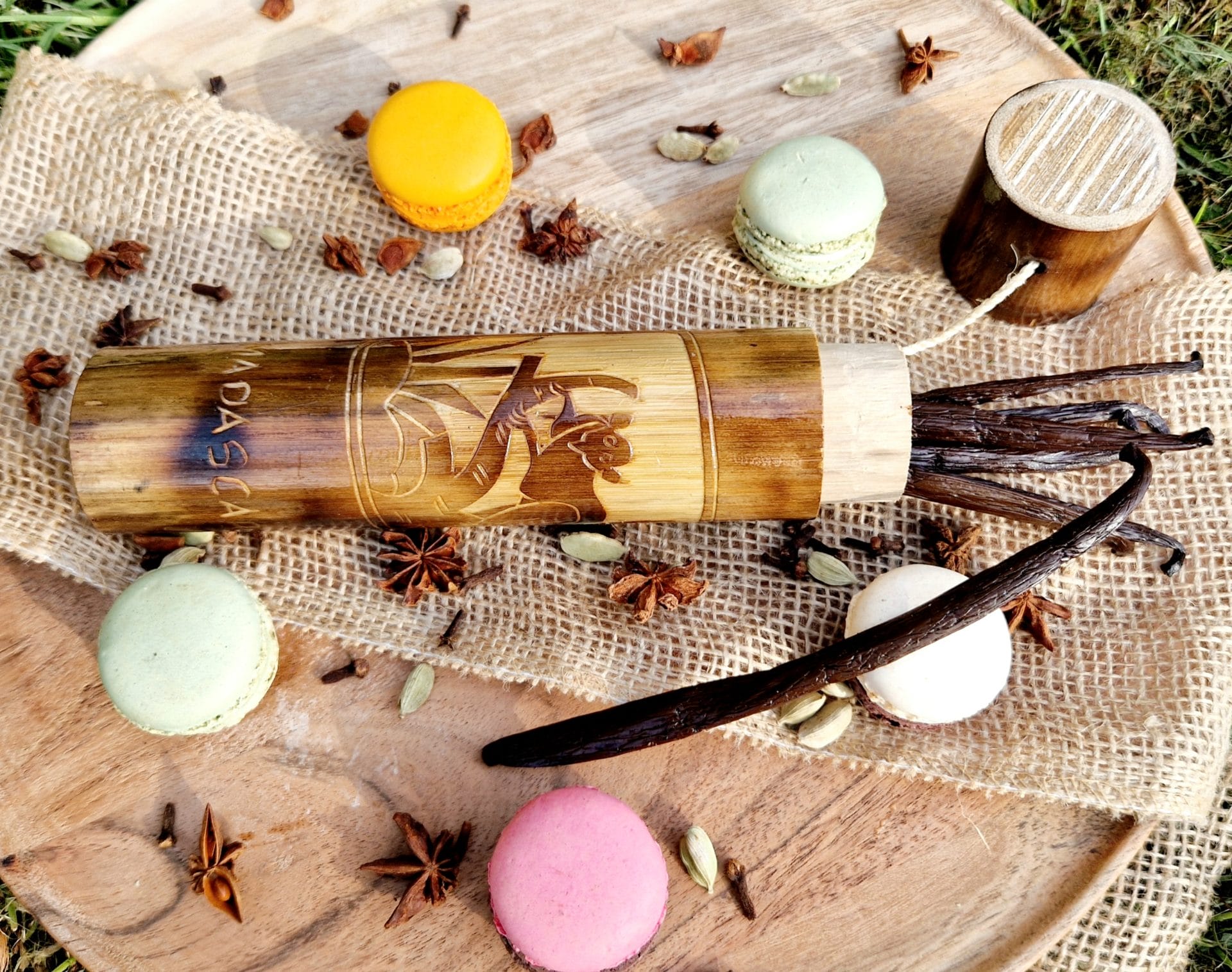 Tube artisanale en bambou et 5 gousses de Vanille de Madagascar 16-18cm /Collection VAVASAHA