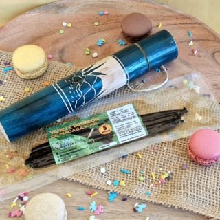 Tube artisanale en bambou et 5 gousses de Vanille de Madagascar 16-18cm /Collection VAVASAHA