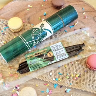 Tube artisanale en bambou et 5 gousses de Vanille de Madagascar 16-18cm /Collection VAVASAHA