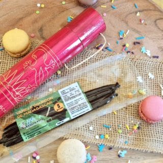 Tube artisanale en bambou et 5 gousses de Vanille de Madagascar 16-18cm /Collection VAVASAHA