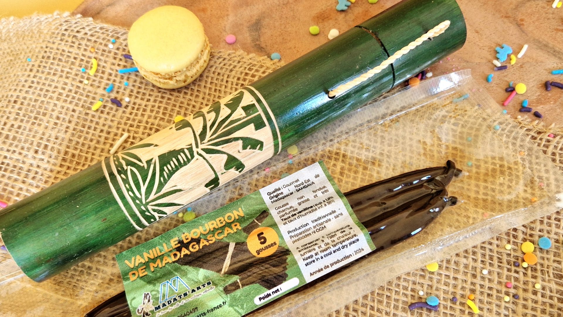 Tube artisanale en bambou et 5 gousses de Vanille de Madagascar 16-18cm /Collection VAVASAHA