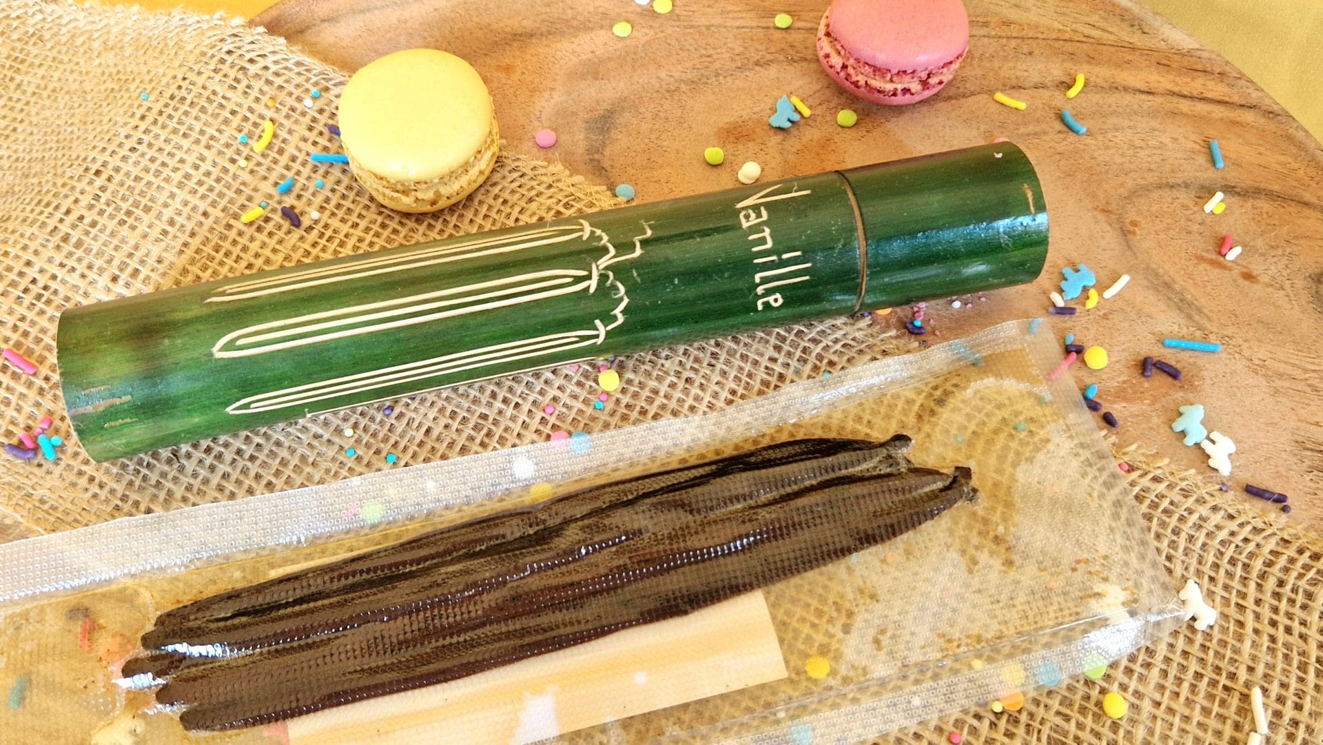 Tube artisanale en bambou et 5 gousses de Vanille de Madagascar 16-18cm /Collection VAVASAHA – Image 2