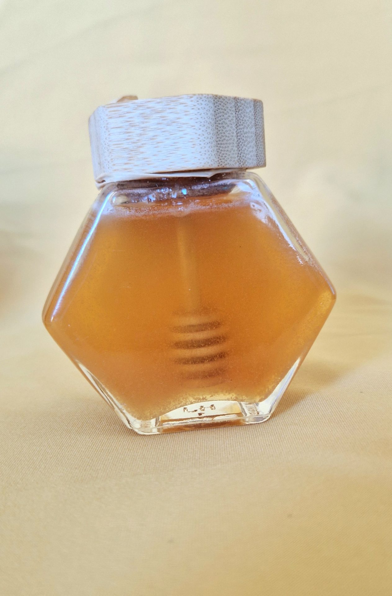 900gr de Miel de Litchi en BOCAL MAGIQUE/ Miel de Sud-est de Madagascar – Image 2