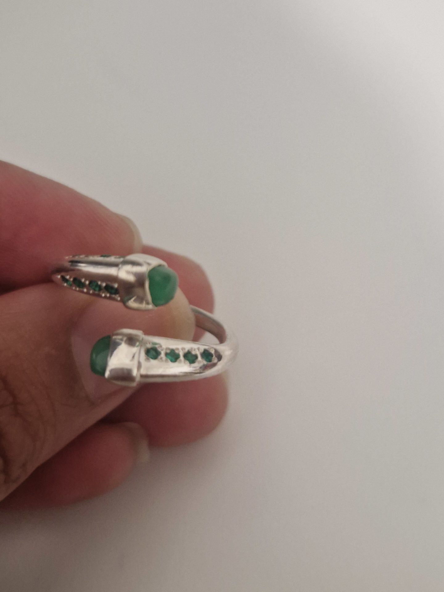 Bague en argent avec émeraudes