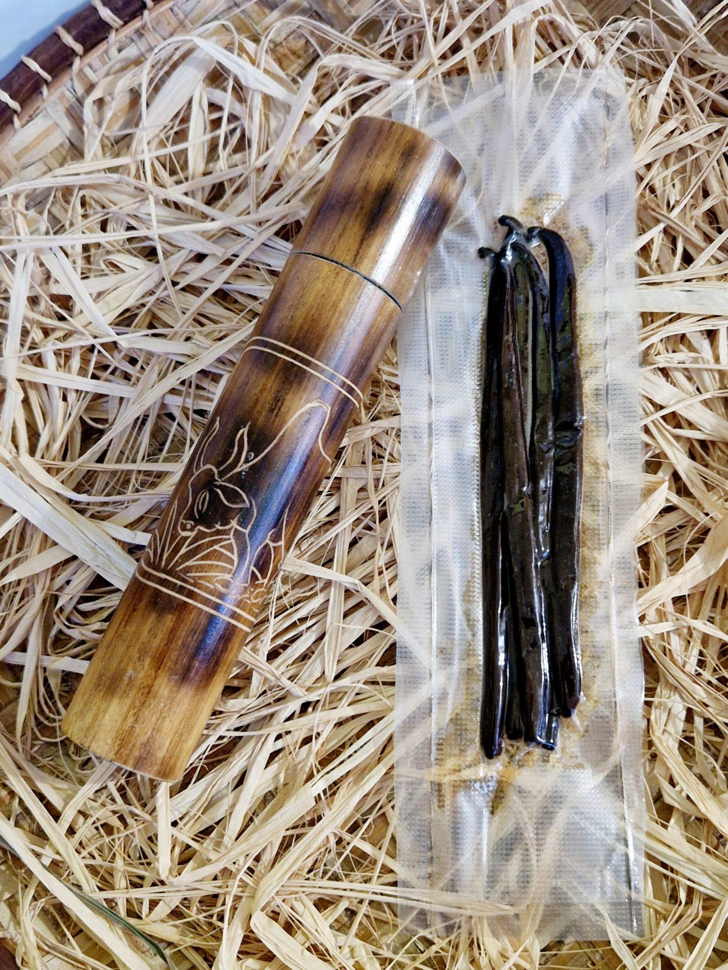 Tube artisanale en bambou et 5 gousses de Vanille de Madagascar 16-18cm /Collection VAVASAHA – Image 10