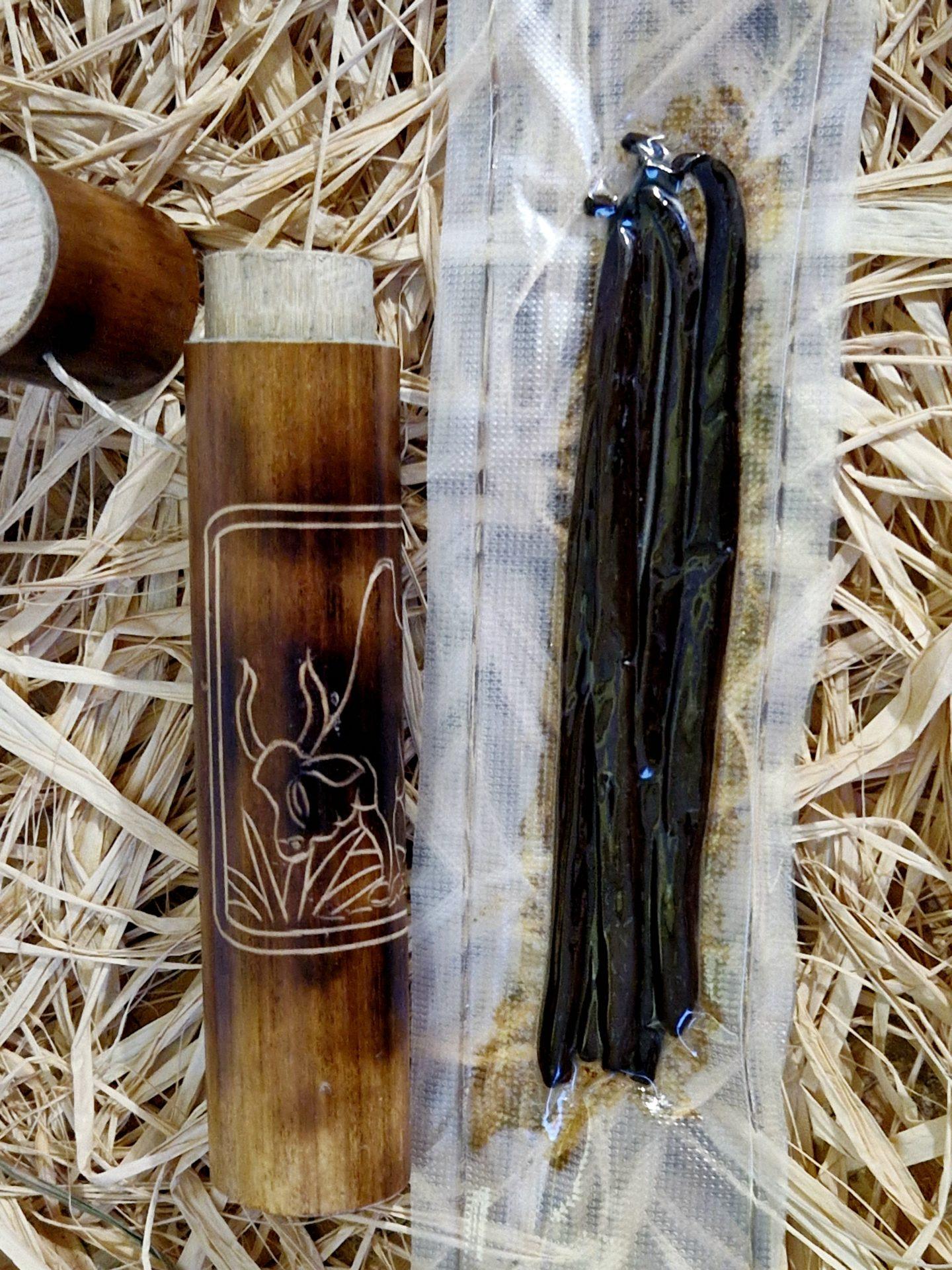 Tube artisanale en bambou et 5 gousses de Vanille de Madagascar 16-18cm /Collection VAVASAHA – Image 12