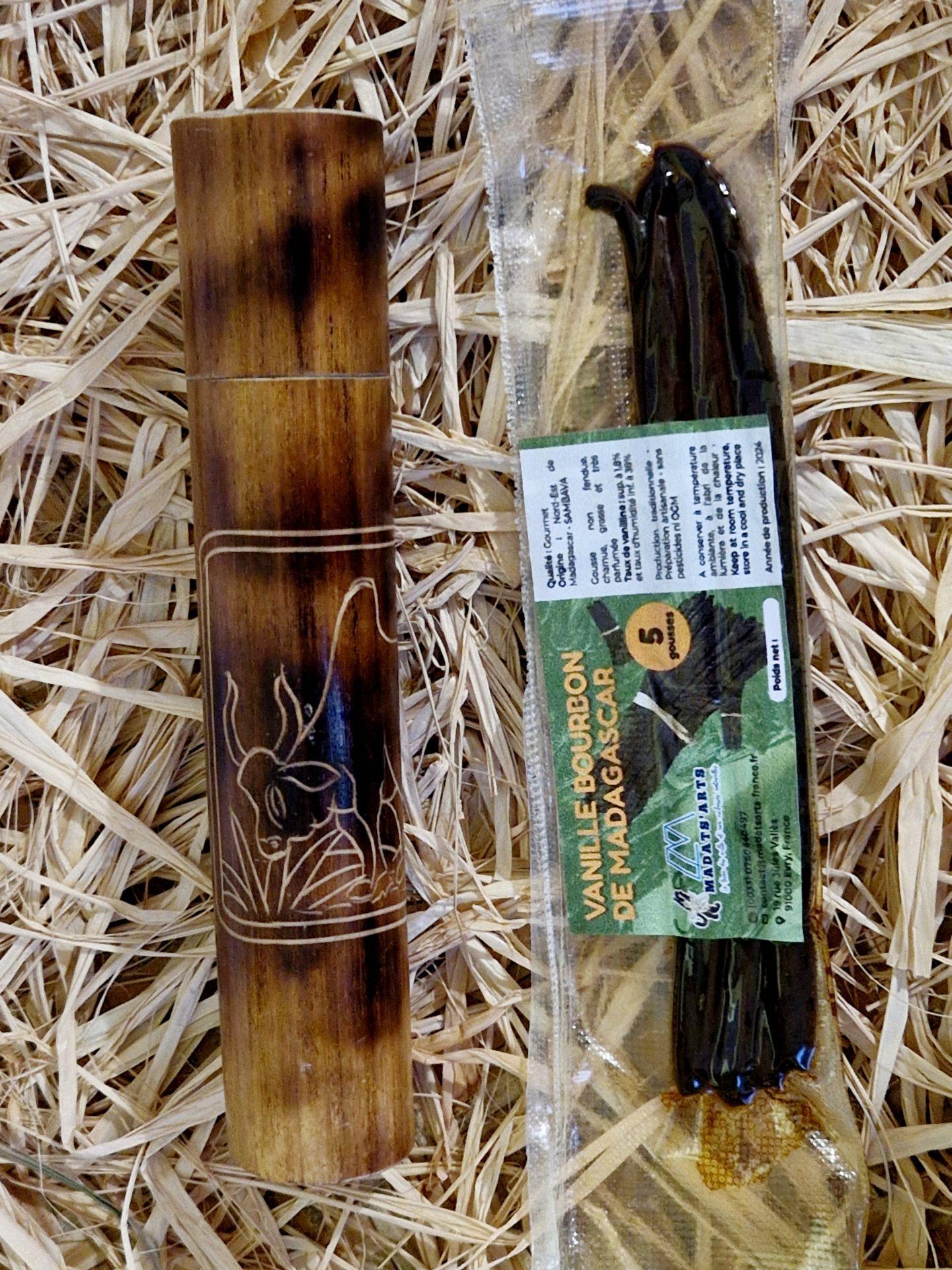 Tube artisanale en bambou et 5 gousses de Vanille de Madagascar 16-18cm /Collection VAVASAHA